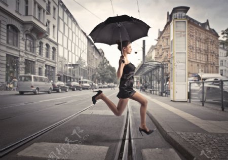 撑着伞过公路的美女图片
