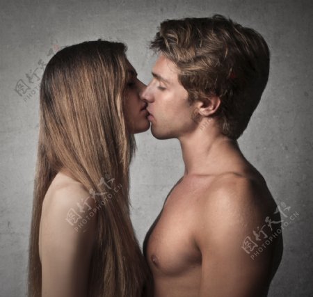 接吻的外国男女图片
