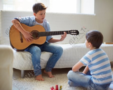 弹吉他的两个小孩图片
