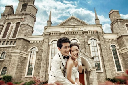 教堂前拍婚纱照的情侣图片
