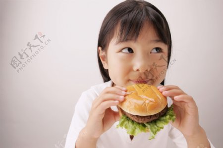 吃汉堡的儿童图片