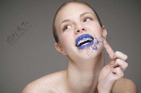 蓝色嘴唇的女人图片