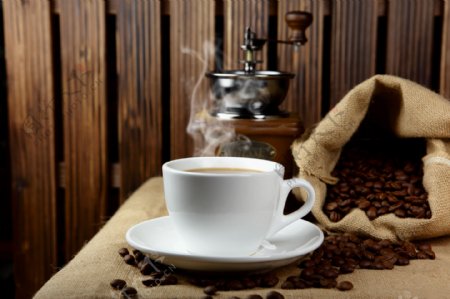 热咖啡与咖啡豆摄影图片