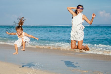 海边跳跃的女孩和女人图片