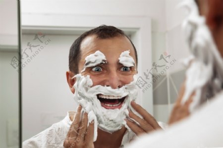 刮胡须搞笑的男人图片