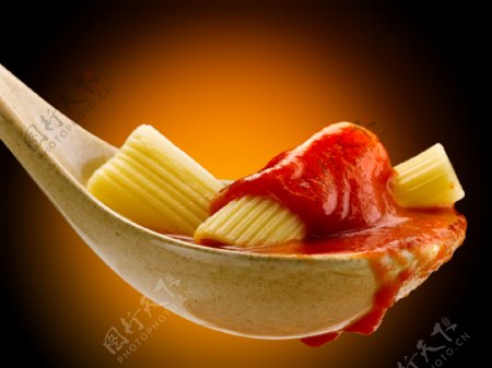 勺子里的意大利面和番茄酱图片