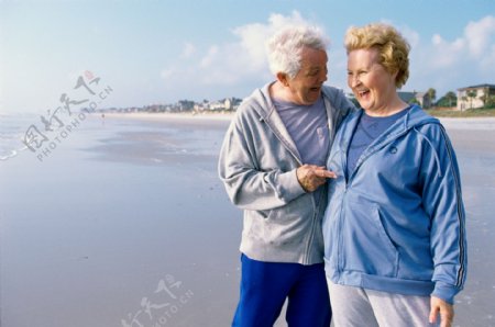 海边恩爱的老年夫妇图片