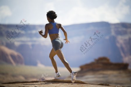 室外跑步的外国美女图片