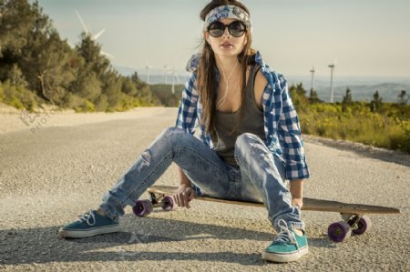 坐在滑板的青春女孩图片