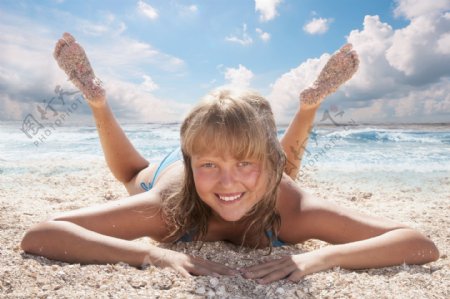 沙滩上的外国女孩图片