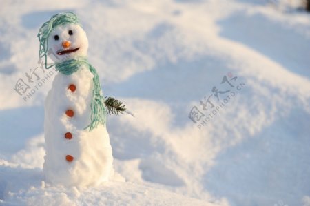 雪地上的简洁雪人图片