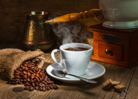 热咖啡与可可豆图片