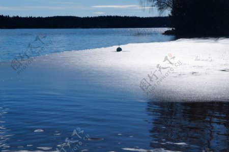 唯美冬季湖泊风景图片