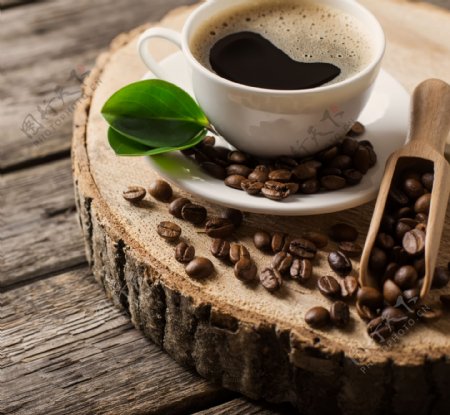 木头上的咖啡与咖啡豆图片