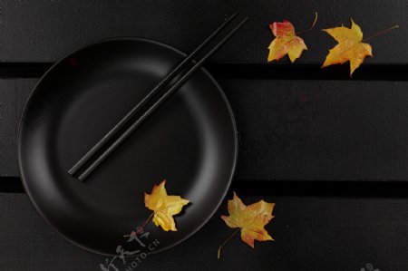 锅里的筷子和枫叶图片
