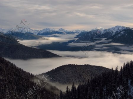 唯美高山云雾风景图片
