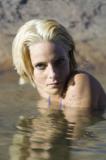 游泳的外国美女图片