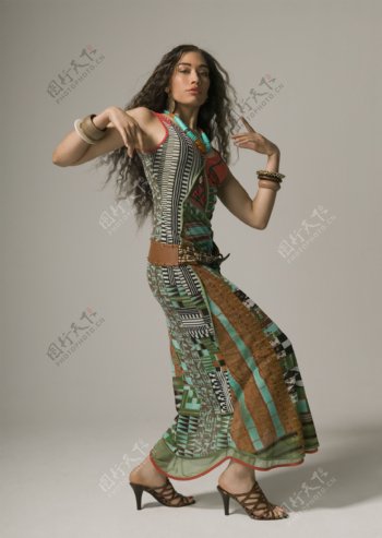 跳舞的外国美女图片