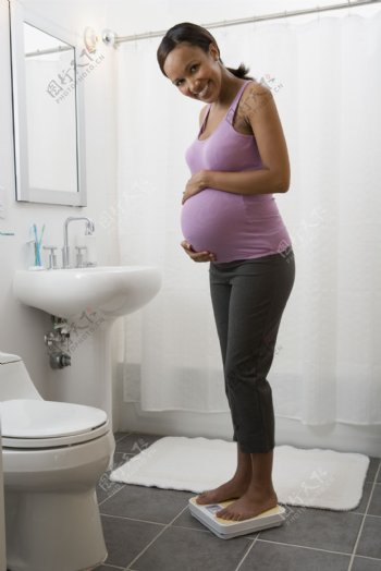 称体重的黑人孕妇图片