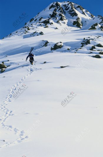 雪山上的人图片