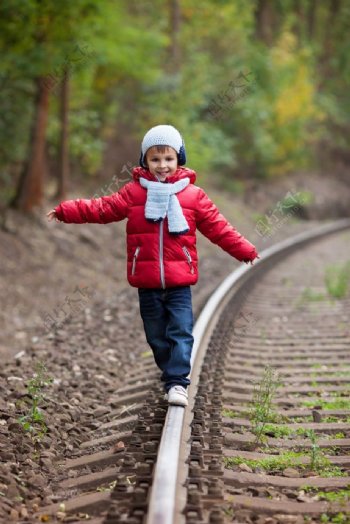 行走在铁轨的小男孩图片