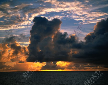 海边日落的景象摄影