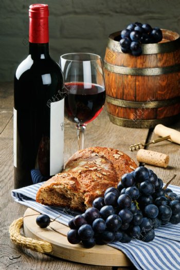 面包葡萄与红酒