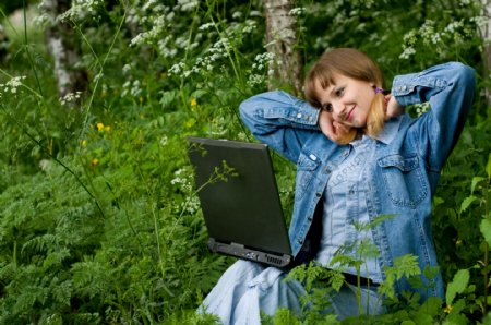 在树林里玩电脑的外国时尚美女图片