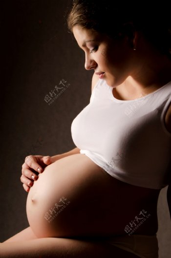 怀孕的美女图片