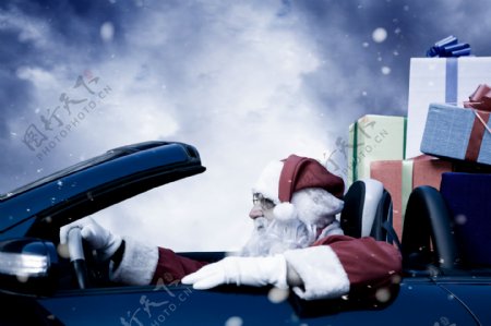 开轿车送礼物的圣诞老人图片