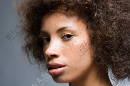 爆炸式发型黑人美女面部特写图片