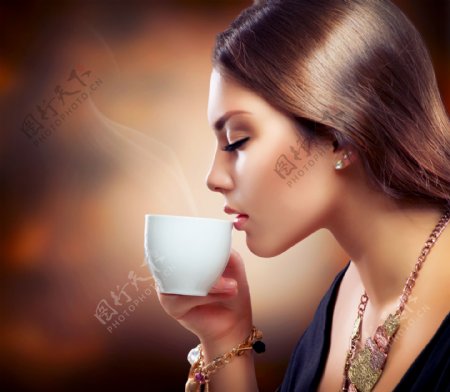 喝咖啡的时尚美女图片