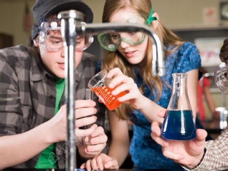 实验室做化学实验的学生图片