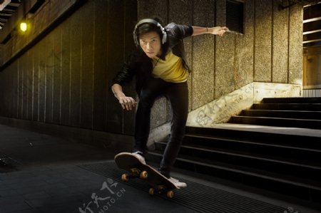 听音乐玩滑板的时尚青年图片