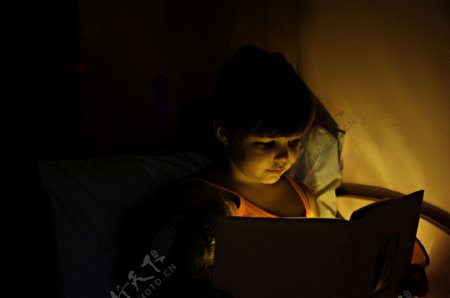 夜晚看书的女孩图片