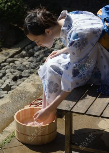 洗脚的日本美女图片