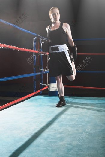 单腿站立训练的女拳击手图片图片