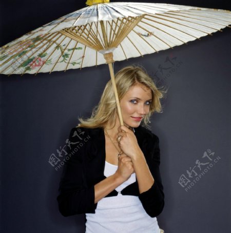 搭雨伞的美女图片