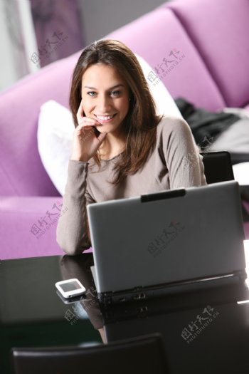 时尚美女与笔记本电脑图片