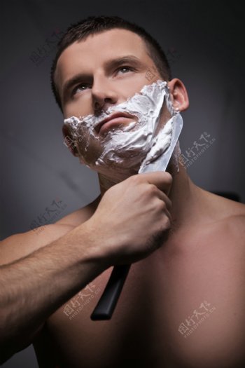 刮胡子的男人图片