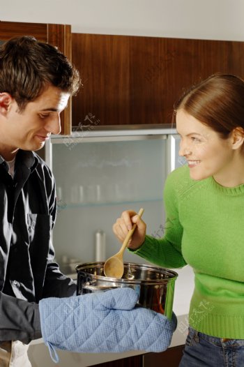 厨房做菜的情侣图片