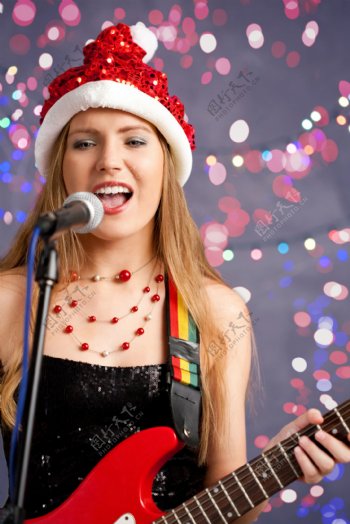 弹吉它唱歌的圣诞节美女图片