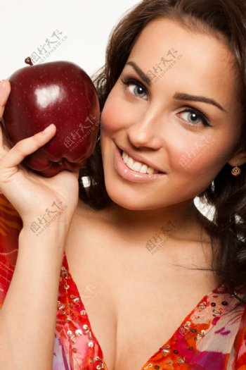 手拿苹果的美女图片