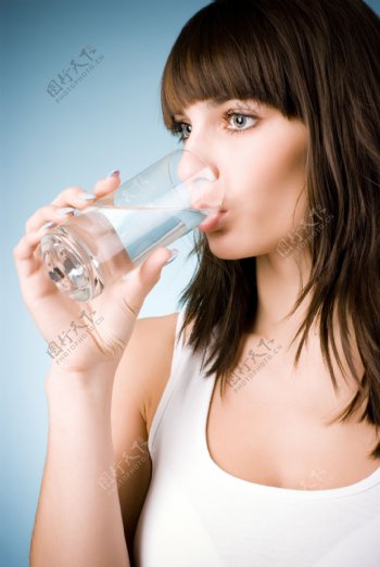 喝水的美女图片