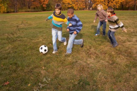 踢足球的儿童图片