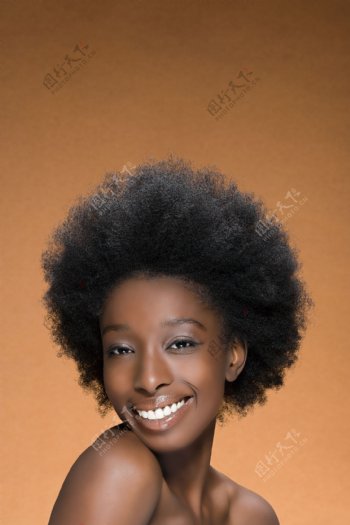 个性发型微笑外国女人图片