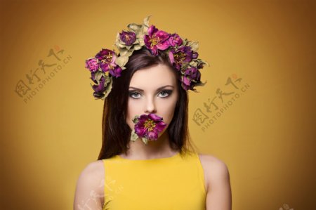 嘴含花朵的外国女人图片