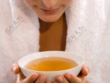端着养生茶的女人图片