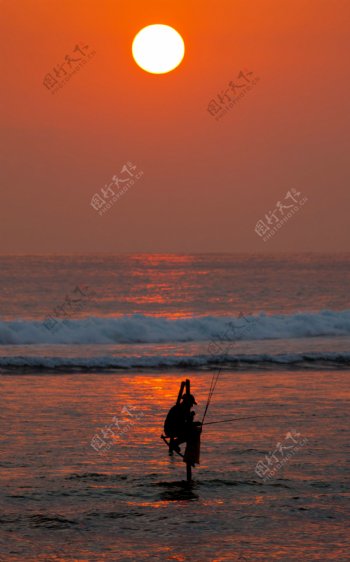 日出下钓鱼的人图片