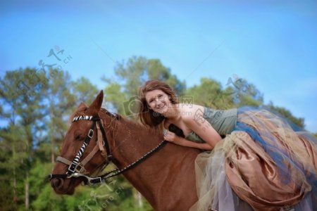 马背上快乐的女孩子